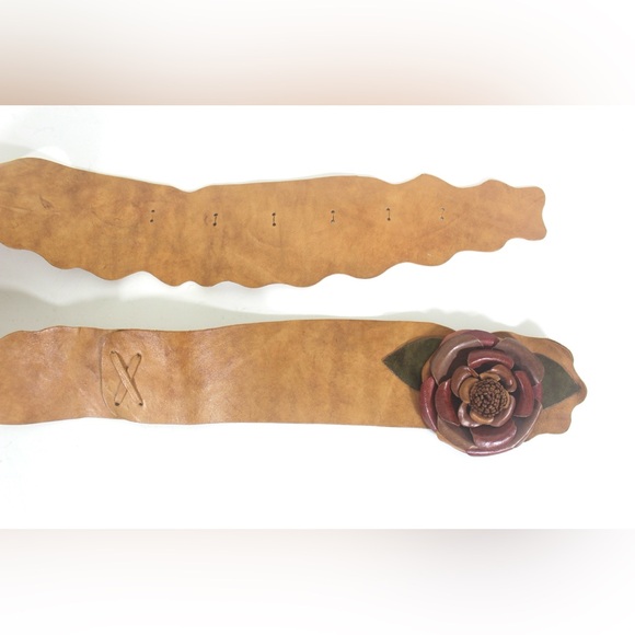 Handmade Leather Flower Buckle Wide Natural Scalloped Edge Leather Belt 1980’s - Picture 6 of 10